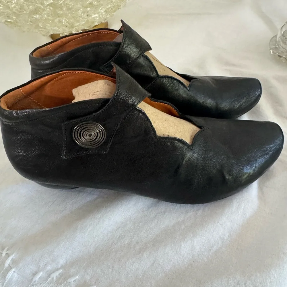 Think! Black Leather Women's Shoes Size 40/9